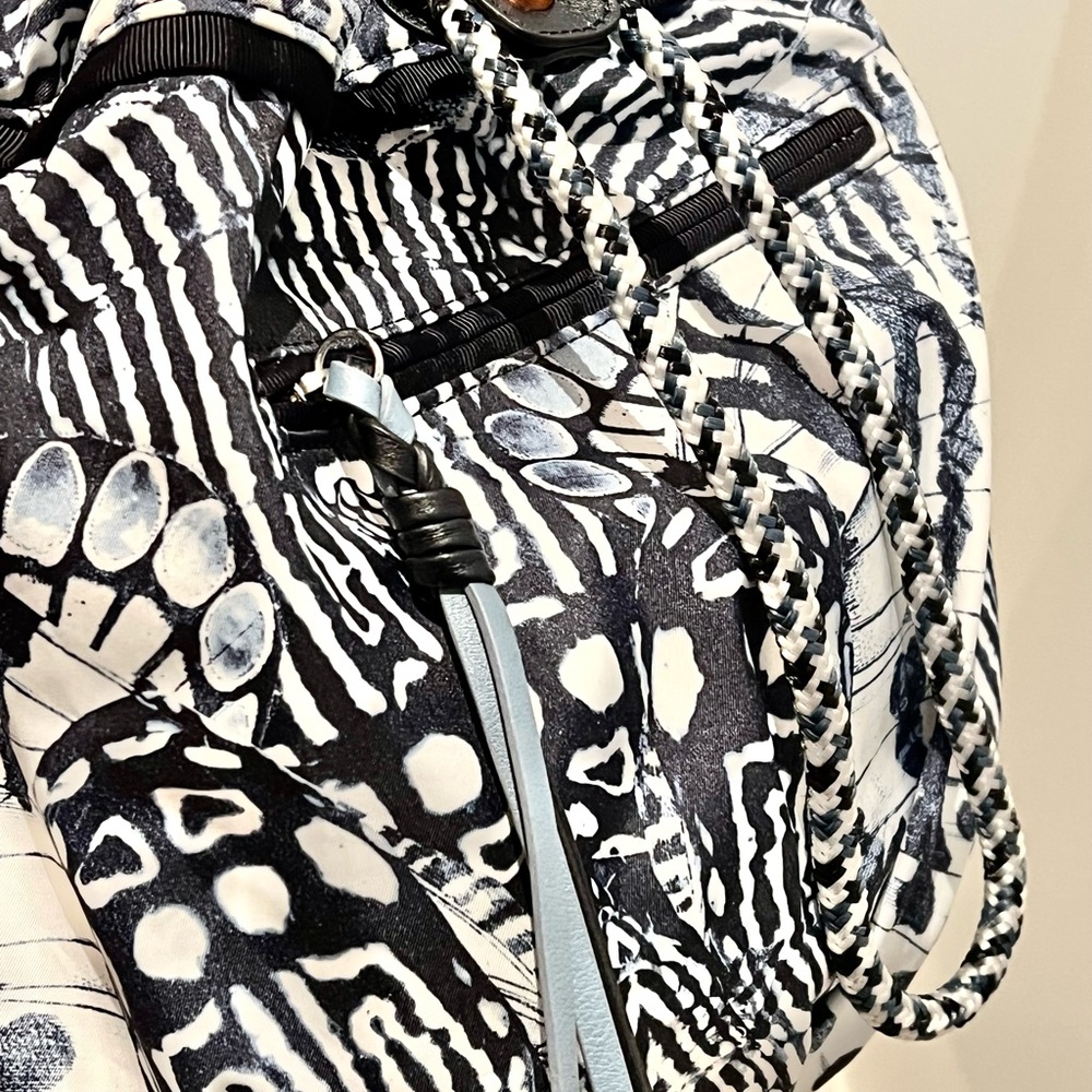 🤩 NWT Lululemon Diversity Bag Winged Mosaic White Naval Blue - Picture 5 of 16
